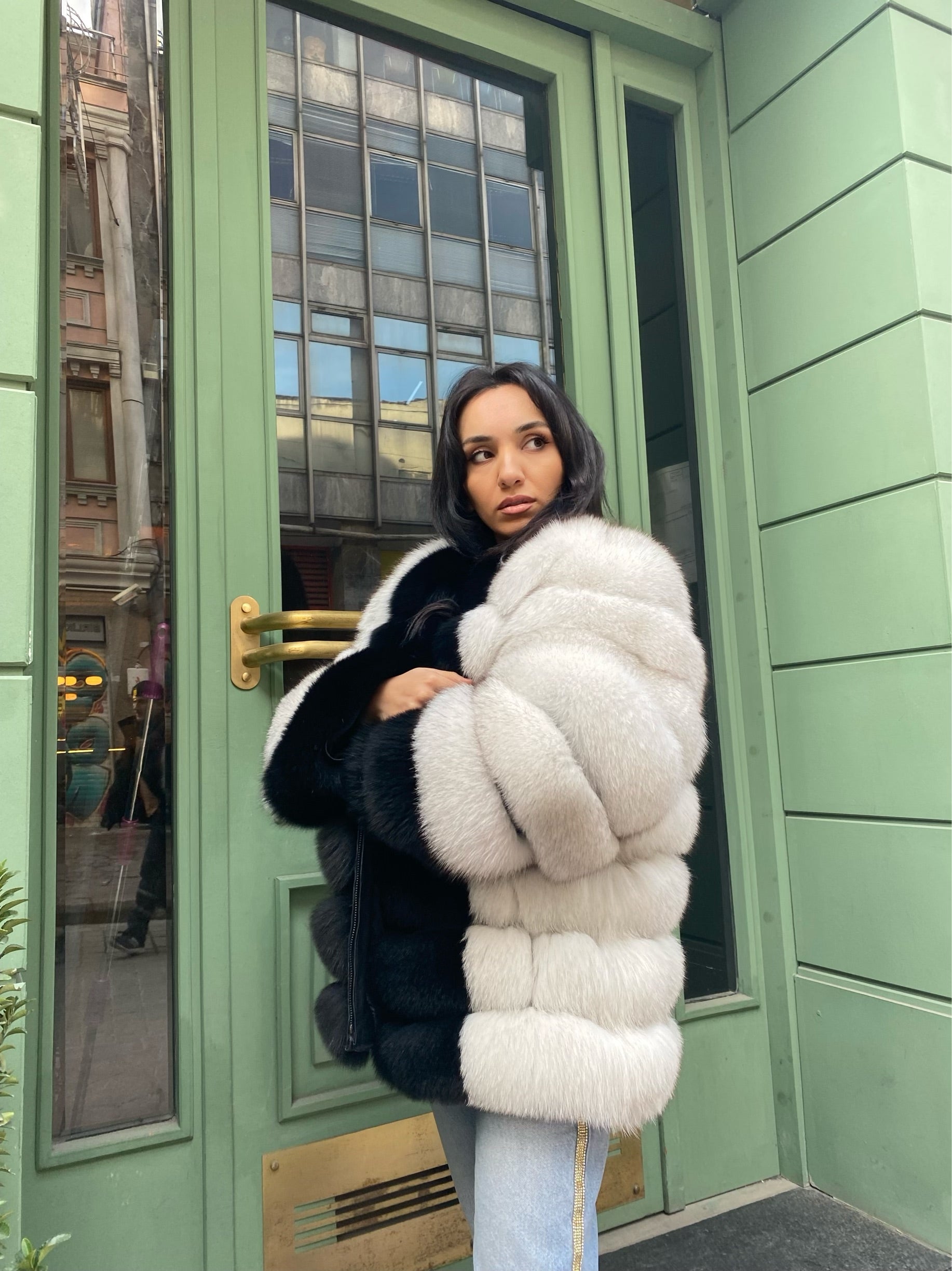 Transformer Women Natural  Fox Fur Jacket Short (  White And Black )