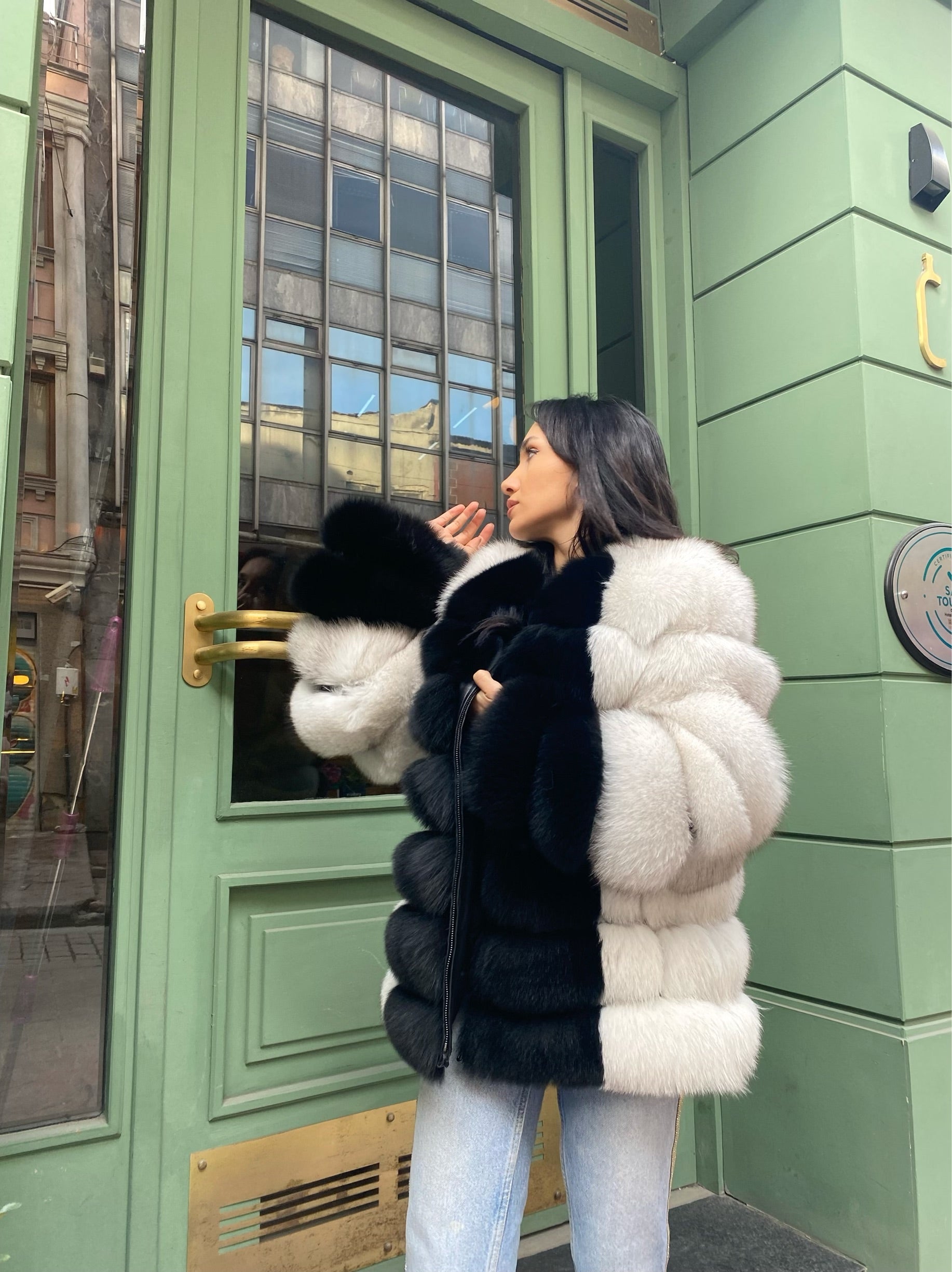 Transformer Women Natural  Fox Fur Jacket Short (  White And Black )