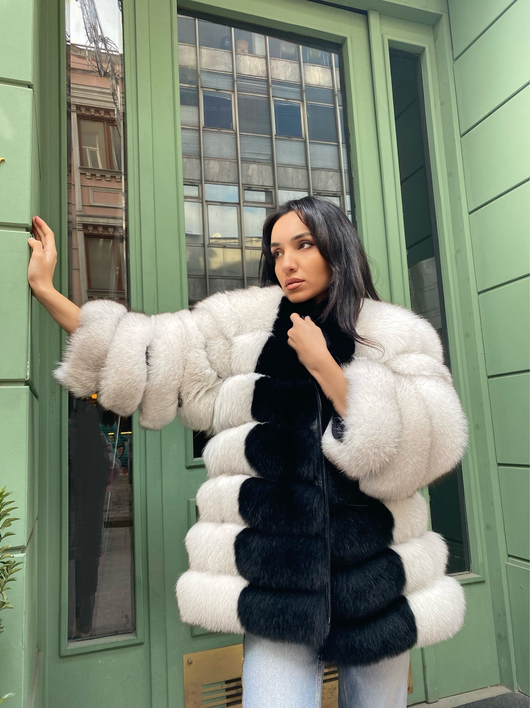 Transformer Women Natural  Fox Fur Jacket Short (  White And Black )